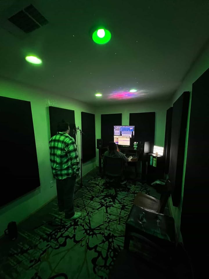 Studio, green light