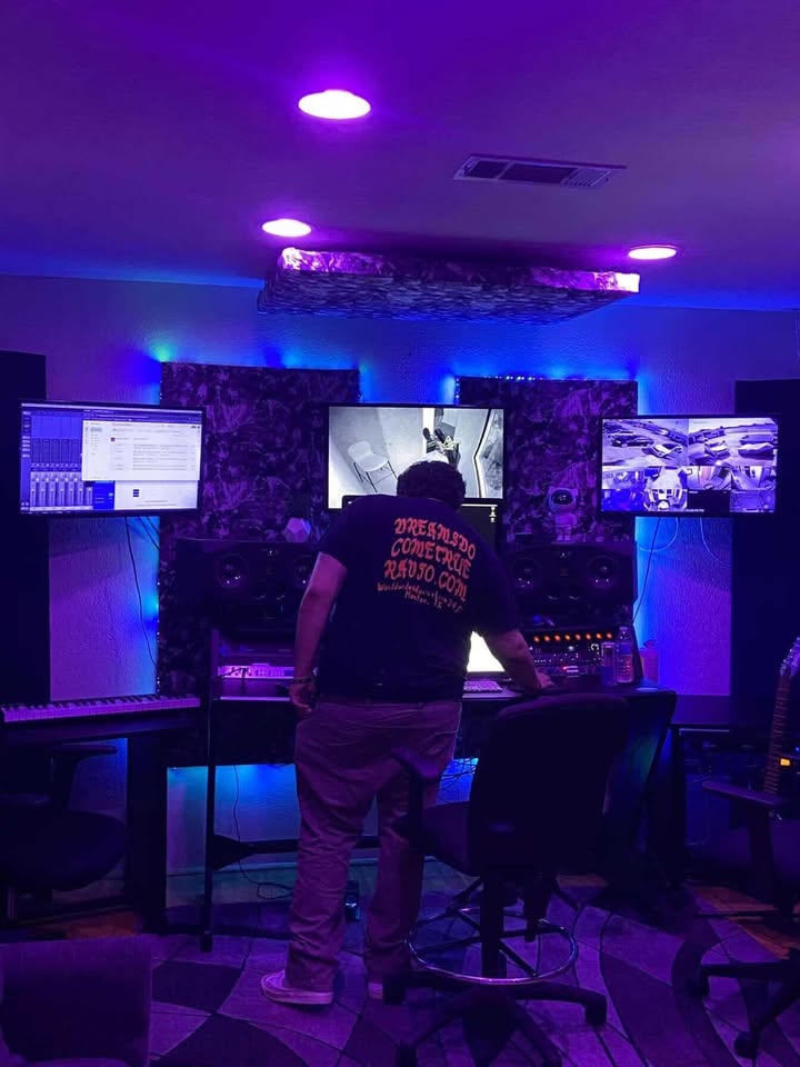 Studio, purple light